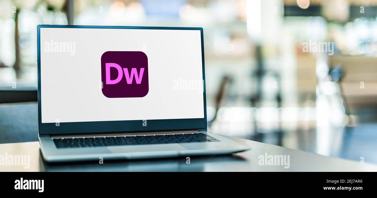 POZNAN, POL - SET 23, 2020: Computer portatile che visualizza il logo di Adobe Dreamweaver, uno strumento di sviluppo web proprietario di Adobe Inc Foto Stock