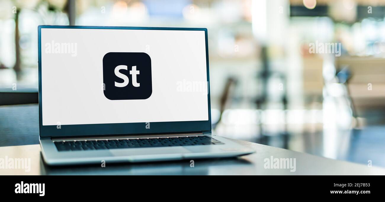 POZNAN, POL - 23 SETTEMBRE 2020: Computer portatile con logo Adobe Stock, un servizio di fotografia di stock di proprietà di Adobe Inc Foto Stock