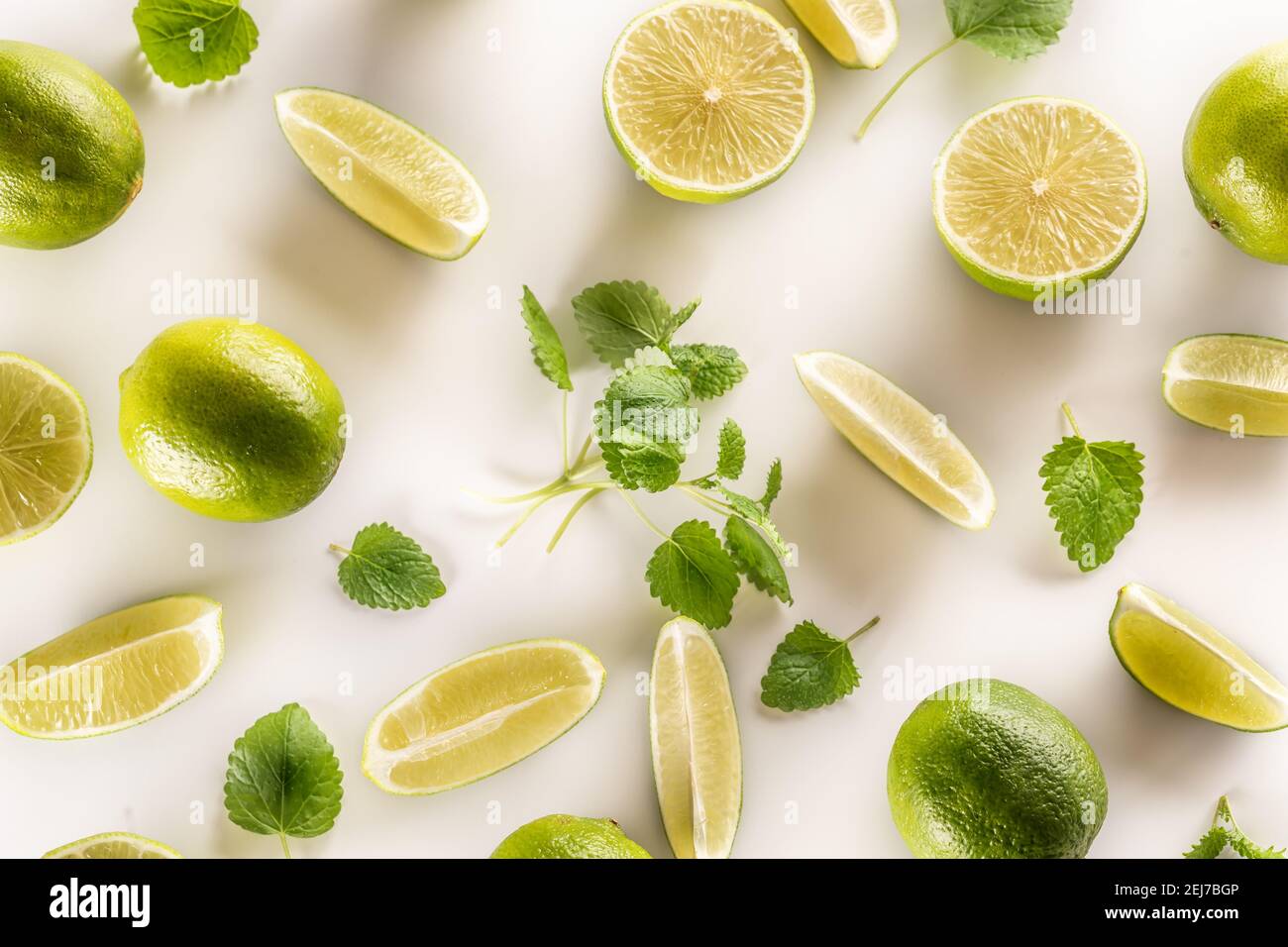 Foglie di lime e menta appena tagliate su sfondo bianco. Foto Stock