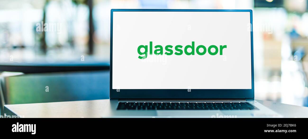 POZNAN, POL - 23 SETTEMBRE 2020: Computer portatile con il logo di Glassdoor, un sito web dove i dipendenti attuali e precedenti esaminano in modo anonimo le aziende Foto Stock