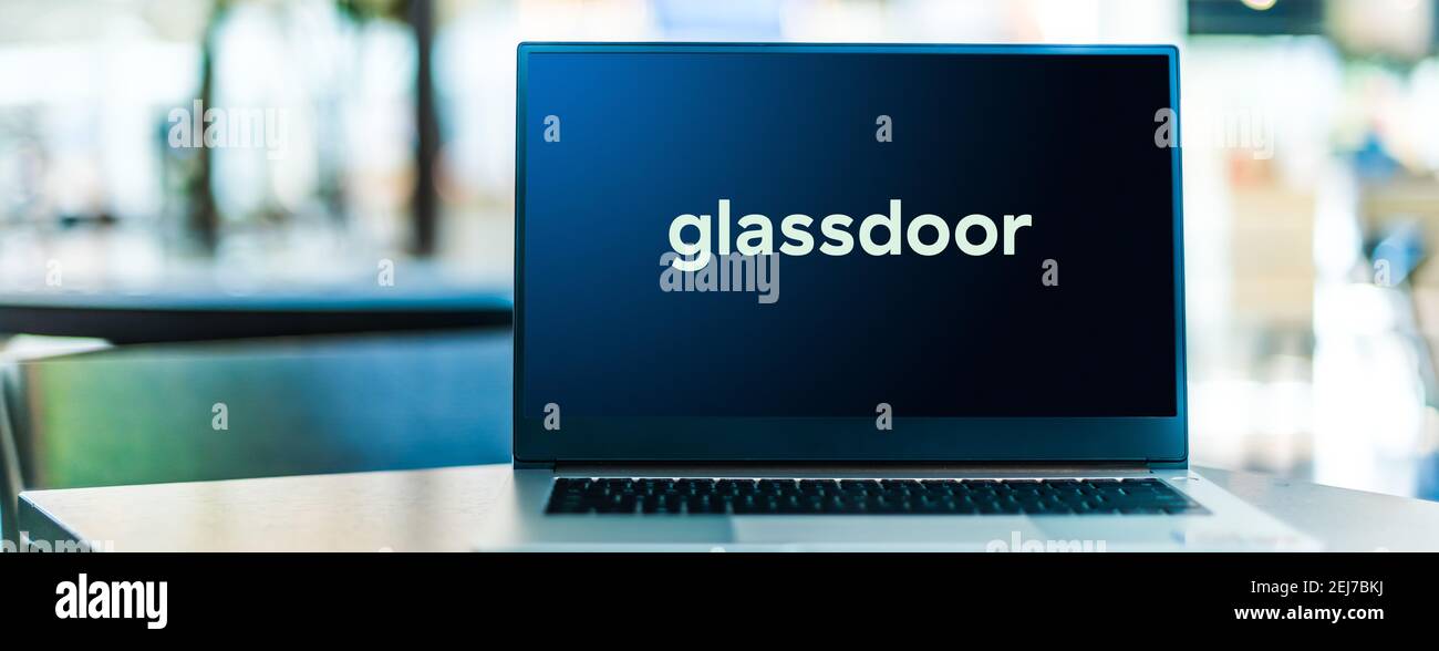 POZNAN, POL - 23 SETTEMBRE 2020: Computer portatile con il logo di Glassdoor, un sito web dove i dipendenti attuali e precedenti esaminano in modo anonimo le aziende Foto Stock