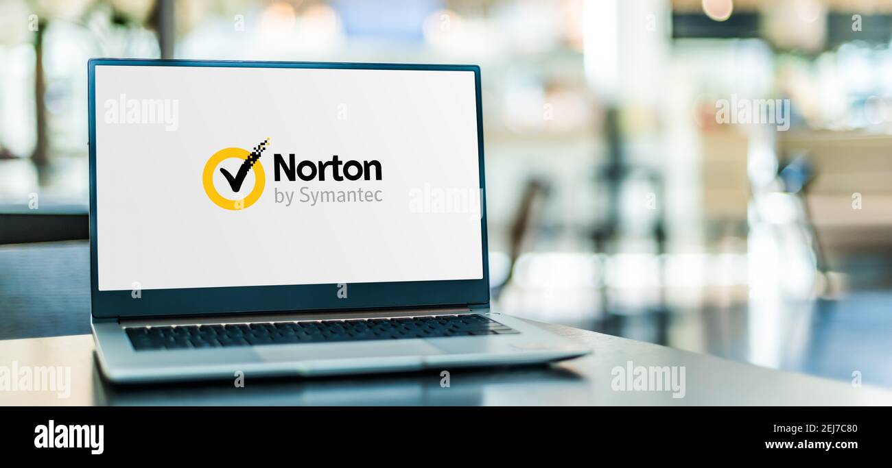 POZNAN, POL - 23 SETTEMBRE 2020: Computer portatile con logo di Norton antivirus, un prodotto software anti-virus o anti-malware, sviluppato e distribuito Foto Stock
