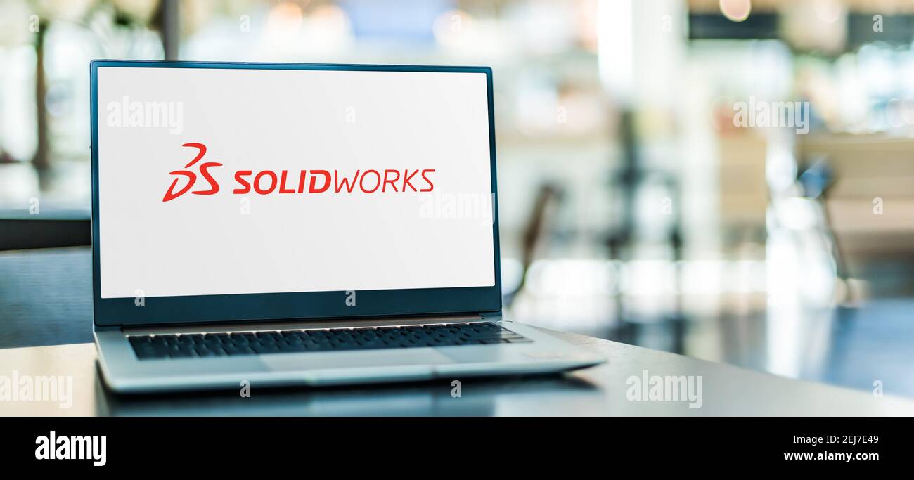 POZNAN, POL - 23 SETTEMBRE 2020: Computer portatile con il logo di SolidWorks, un CAD (computer-Aided Design) di modellazione solida e ingegneria assistita dal computer Foto Stock