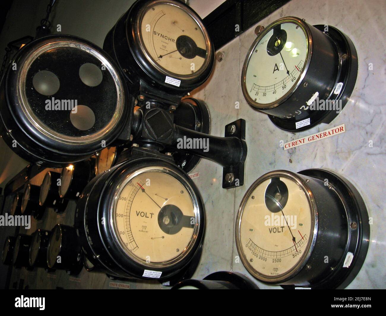 Primo piano di un vecchio pannello di controllo tecnologico con voltmetri nella centrale elettrica. Foto Stock