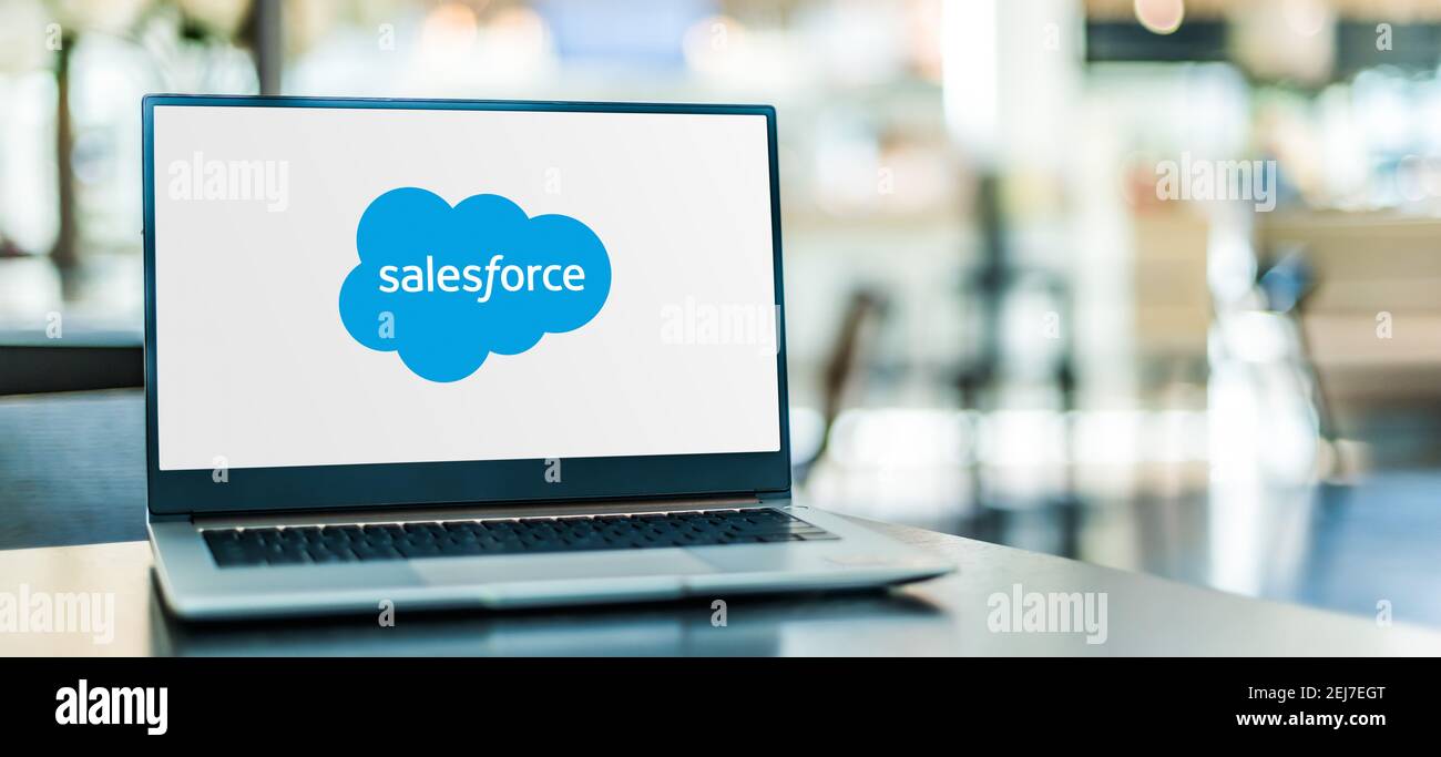 POZNAN, POL - 23 SETTEMBRE 2020: Computer portatile con logo di Salesforce.com, una società americana di software basata su cloud. Fornisce relazioni con i clienti Foto Stock