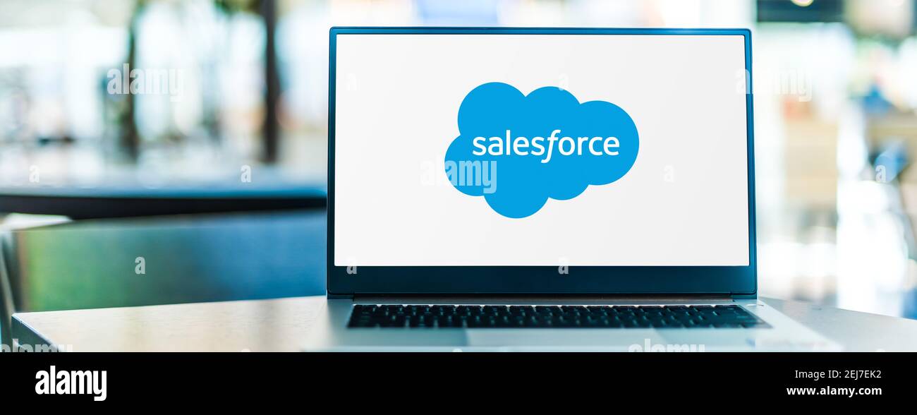 POZNAN, POL - 23 SETTEMBRE 2020: Computer portatile con logo di Salesforce.com, una società americana di software basata su cloud. Fornisce relazioni con i clienti Foto Stock