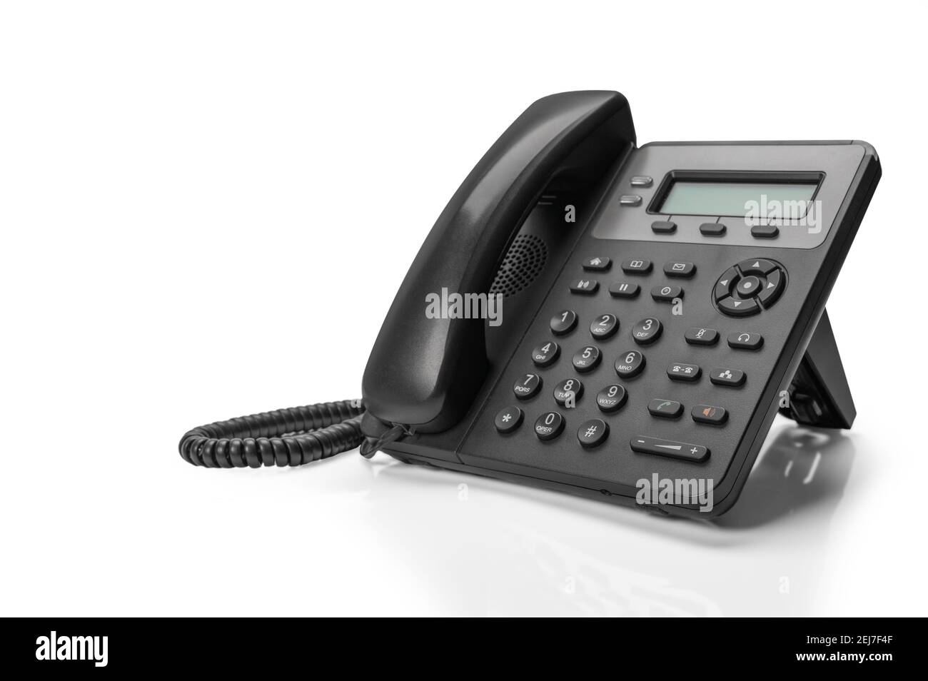 Telefono nero con VoIP isolato su sfondo bianco. Assistenza clienti, concetto call center. Foto Stock