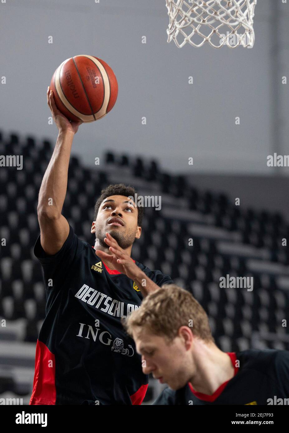 Podgorica, Montenegro. 20 febbraio 2021. Kenneth Ogbe della Germania si riscalda. Credit: Nikola Krstic/Alamy Live News Foto Stock