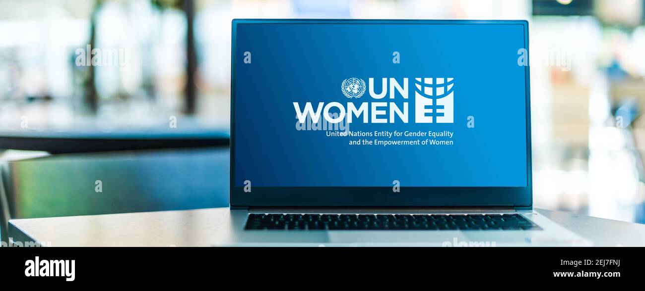 POZNAN, POL - 12 NOVEMBRE 2020: Computer portatile che mostra il logo delle donne delle Nazioni Unite, un'entità delle Nazioni Unite che lavora per l'emancipazione delle donne Foto Stock