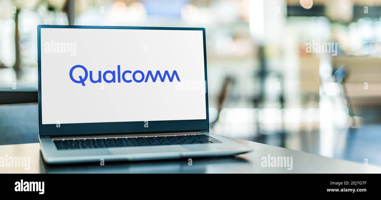 POZNAN, POL - NOV 12, 2020: Computer portatile con logo di Qualcomm, una società che crea proprietà intellettuale, semiconduttori, software, a. Foto Stock