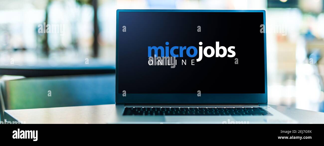 Computer portatile che visualizza il segno "micro lavori online" Foto Stock