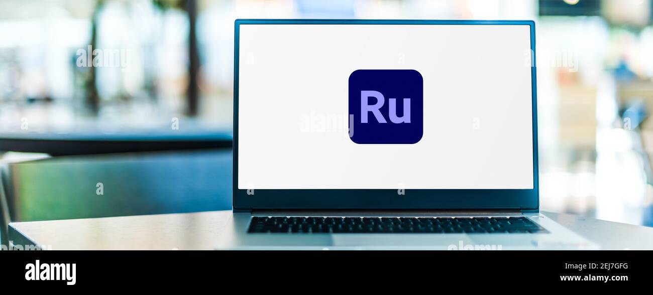 POZNAN, POL - 12 NOVEMBRE 2020: Computer portatile con logo di Adobe Premiere Rush Foto Stock