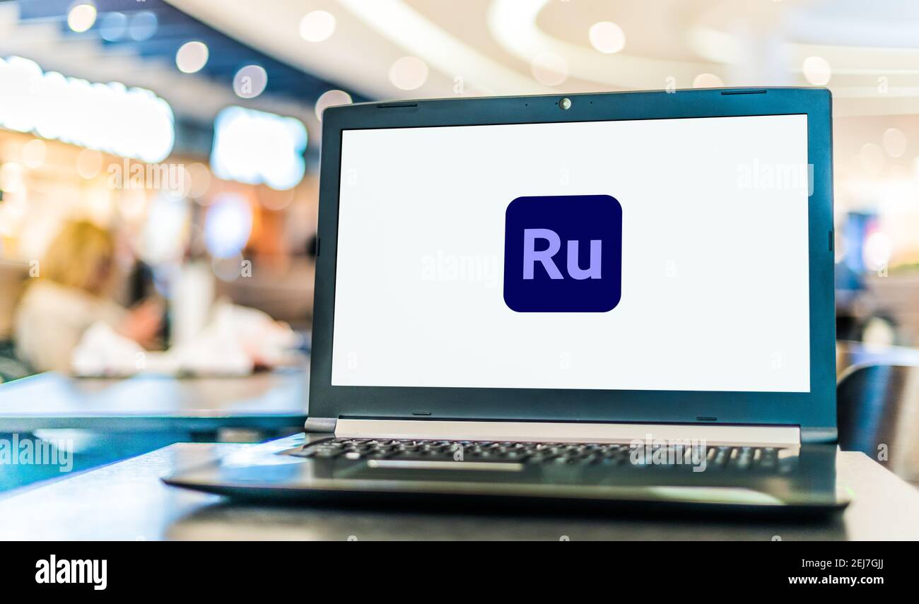 POZNAN, POL - 12 NOVEMBRE 2020: Computer portatile con logo di Adobe Premiere Rush Foto Stock