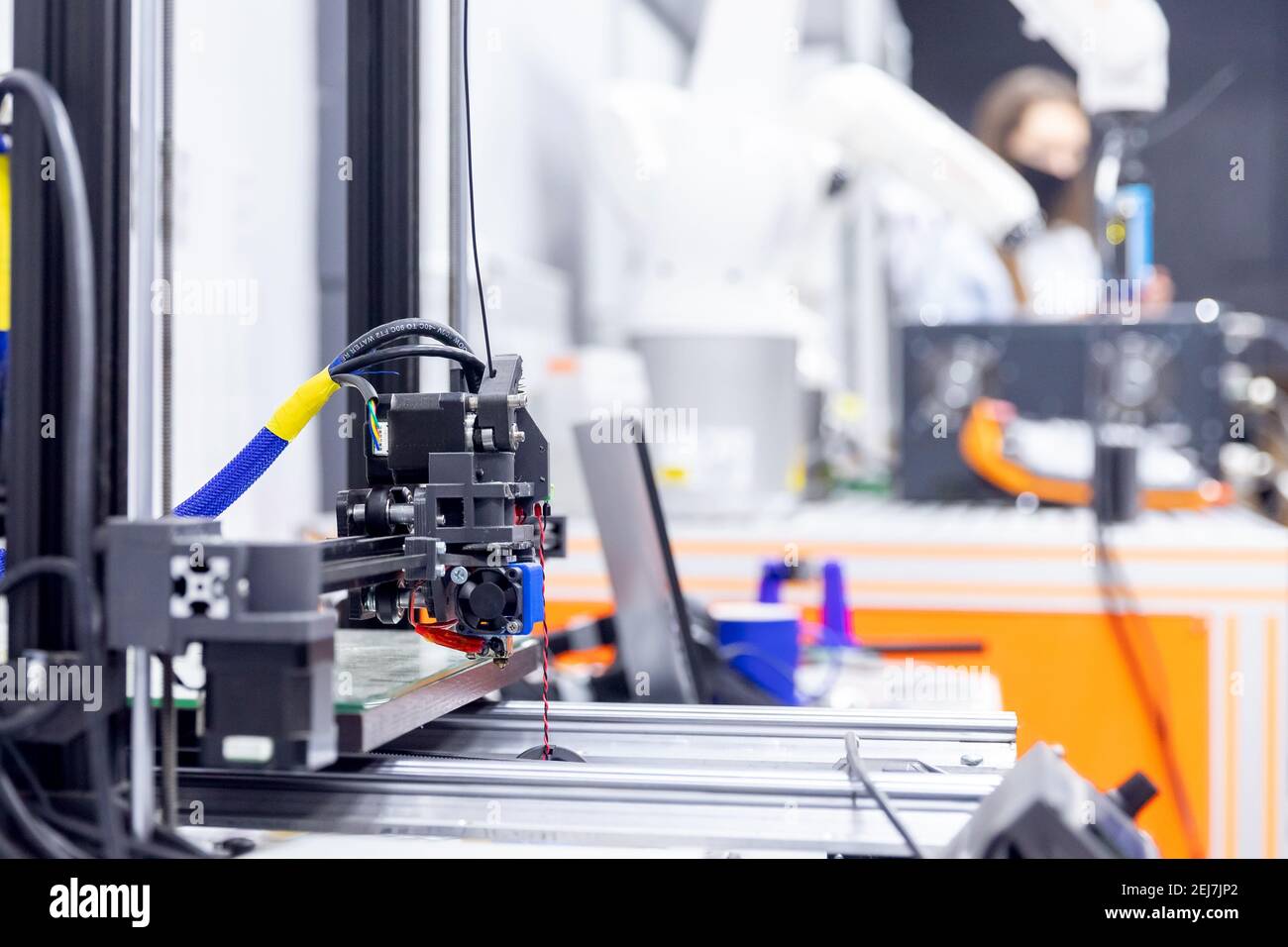 Laboratorio innovativo per la stampa di stampanti 3D, sviluppo di modelli da pannelli in plastica. Foto Stock