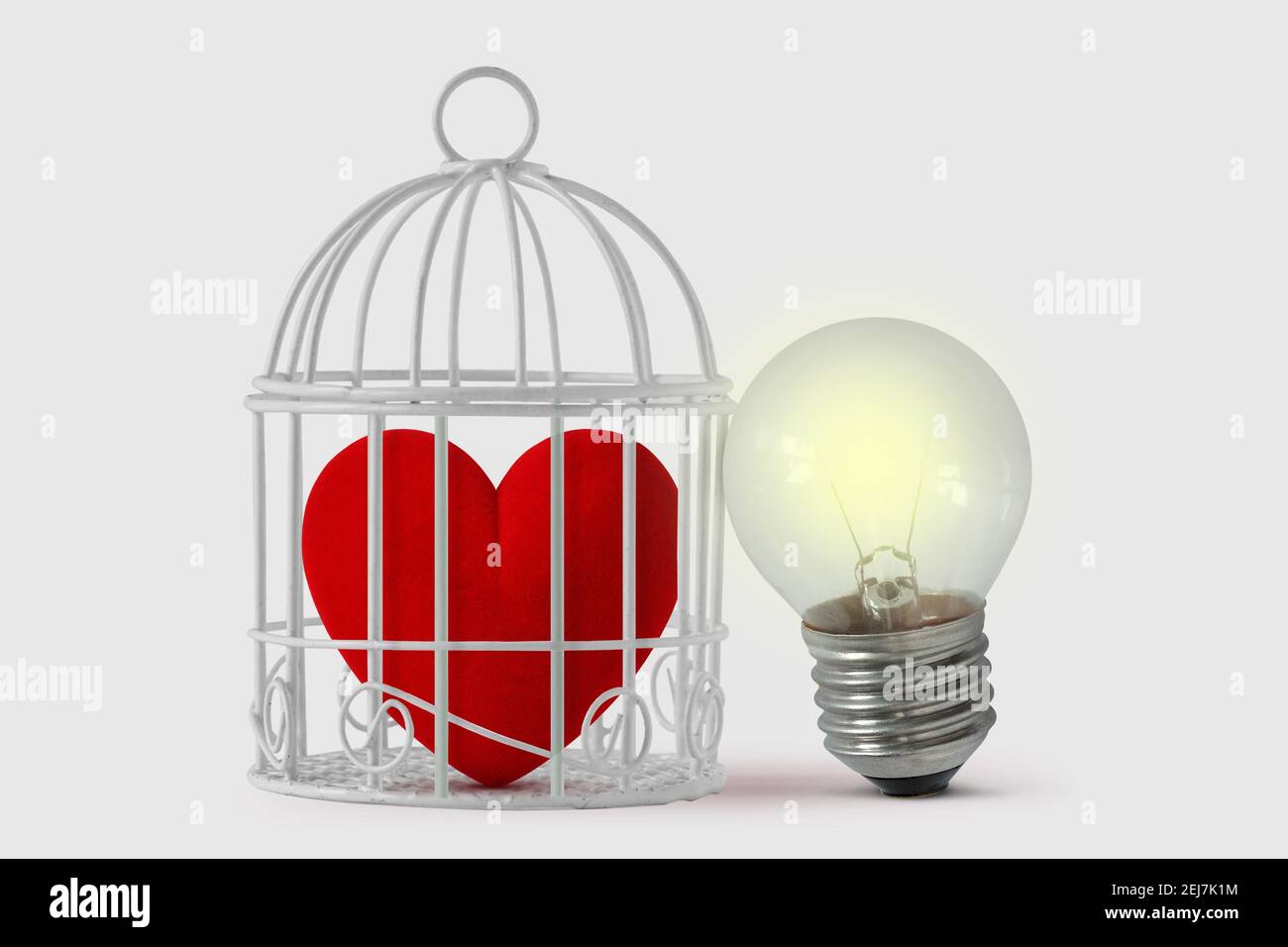 Cuore in gabbia di uccello con lampadina libera - mente e concetto di cuore Foto Stock