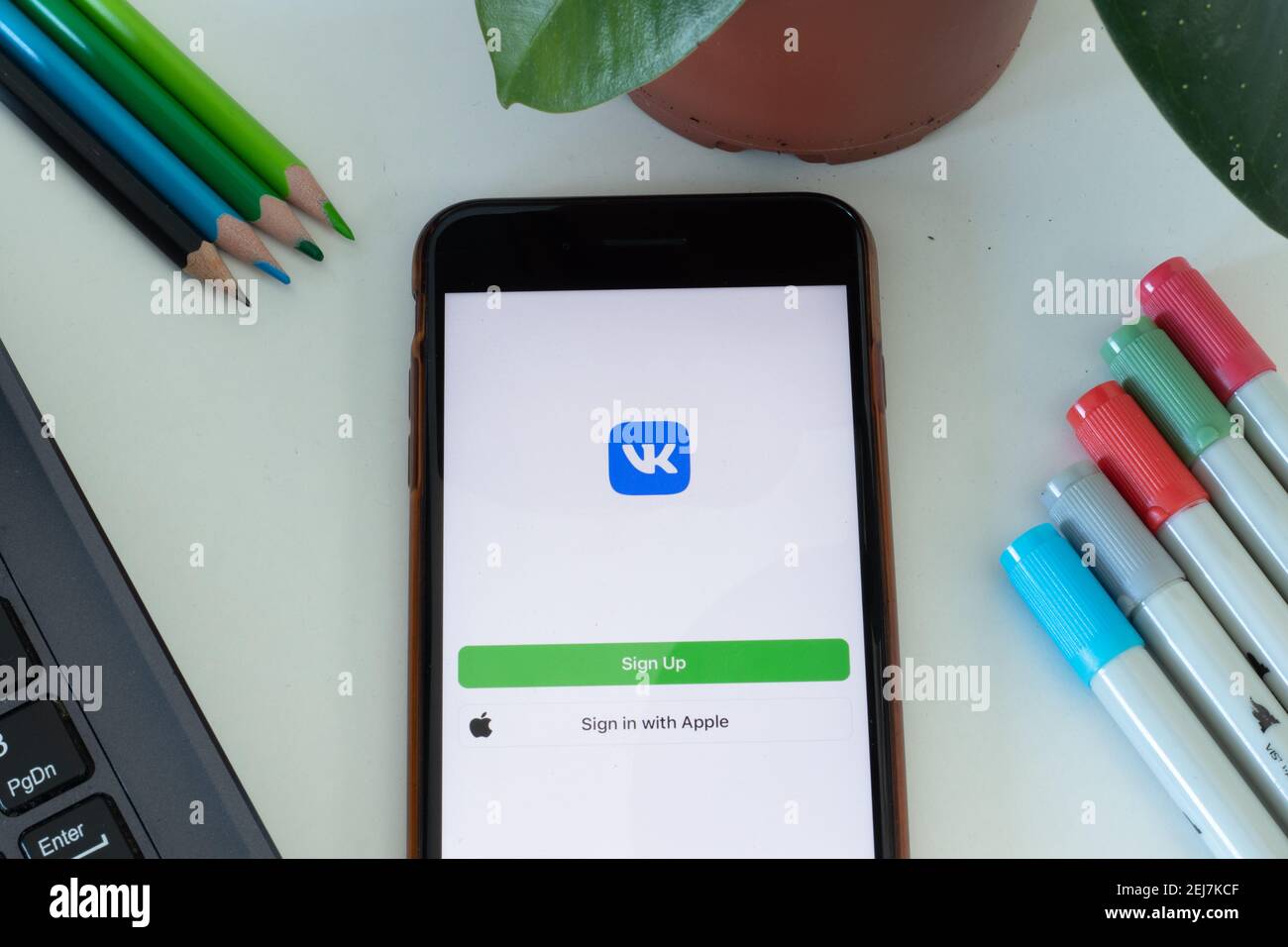 New York, USA - 17 Febbraio 2021: Icona dell'app mobile VK sullo schermo del telefono, Editoriale illustrativo Foto Stock