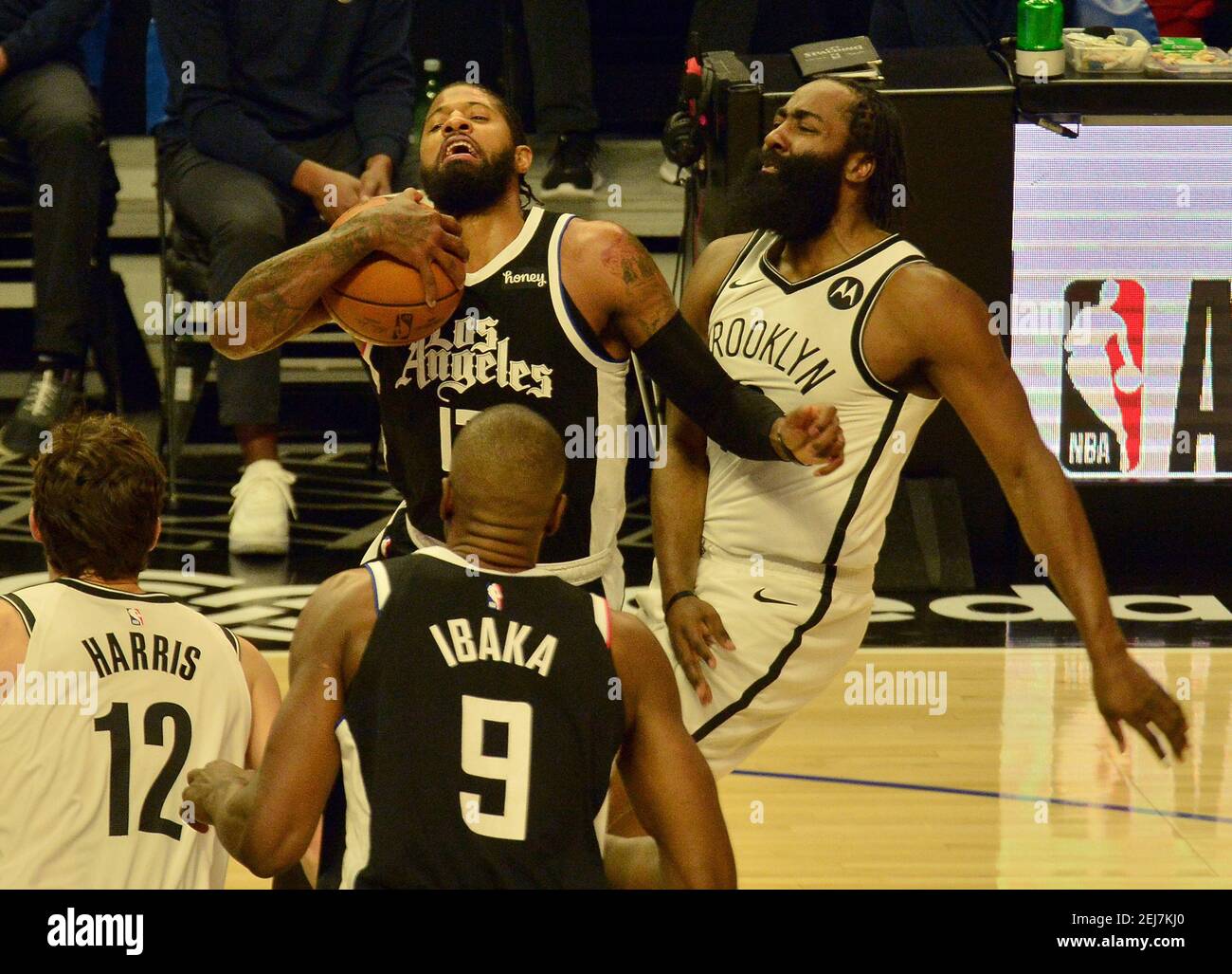 Los Angeles, Stati Uniti. 22 Feb 2021. La guardia dei Clippers di Los Angeles Paul George è scagliata dalla guardia dei Brooklyn Nets James Harden durante la prima metà allo Staples Center di Los Angeles domenica 21 febbraio 2021. I Nets sconfissero il Clippers112-108. Foto di Jim Ruymen/UPI Credit: UPI/Alamy Live News Foto Stock