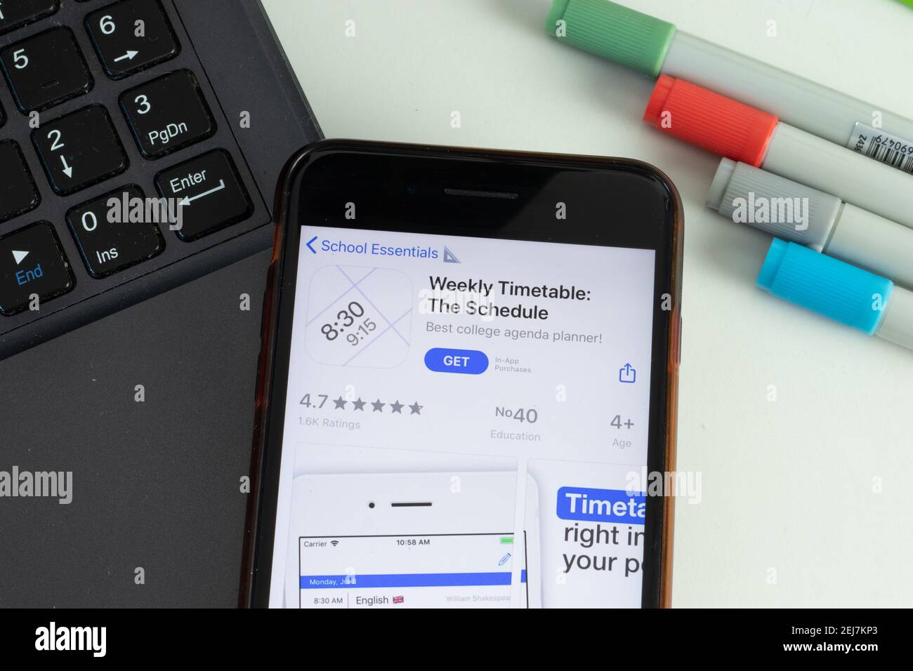 New York, USA - 17 Febbraio 2021: Orario settimanale l'icona dell'app Schedule mobile sullo schermo del telefono, Editoriale illustrativo Foto Stock