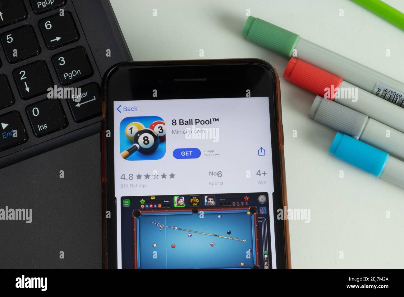 New York, USA - 17 Febbraio 2021: Icona dell'app mobile 8 Ball Pool sullo schermo del telefono, Editoriale illustrativo Foto Stock