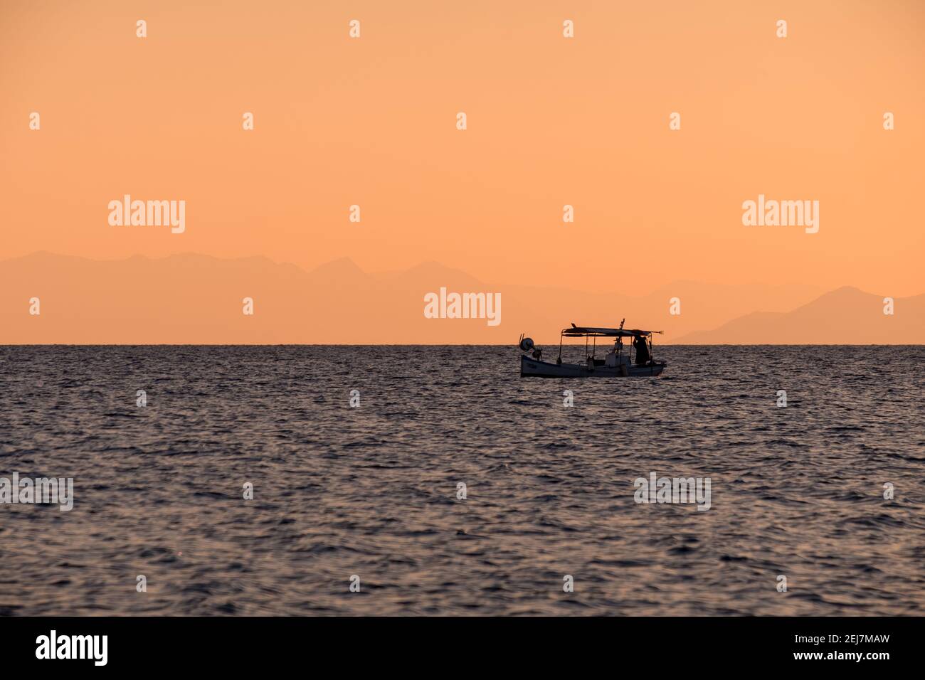 Piccola barca da pesca nel Mediterraneo al tramonto, Mar Egeo, Grecia Foto Stock