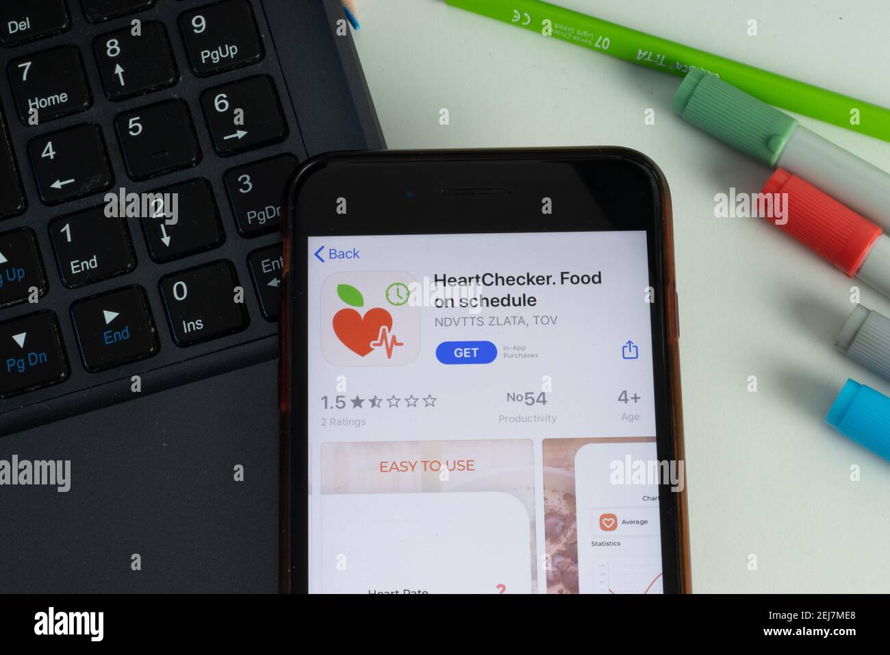 New York, USA - 17 Febbraio 2021: HeartChecker, Food on schedule app mobile icona sullo schermo del telefono, editoriale illustrativo Foto Stock