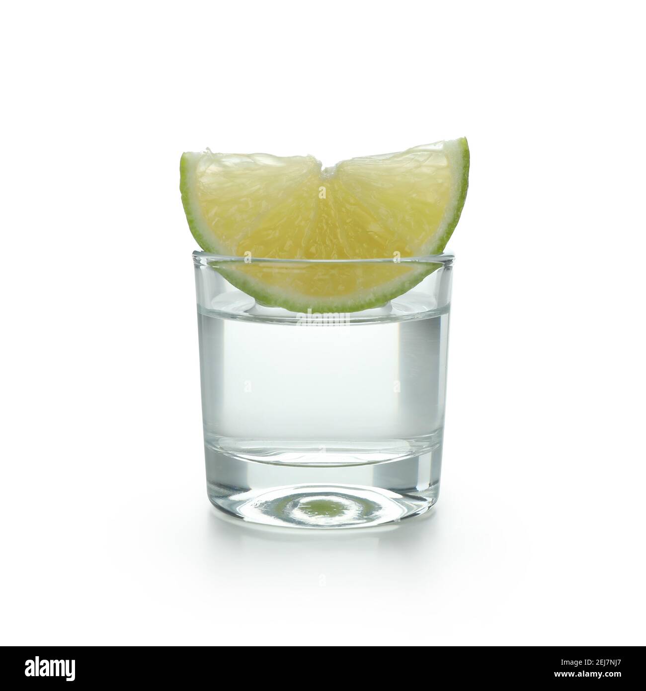 Colpo di vodka e fetta di lime isolato su sfondo bianco Foto Stock