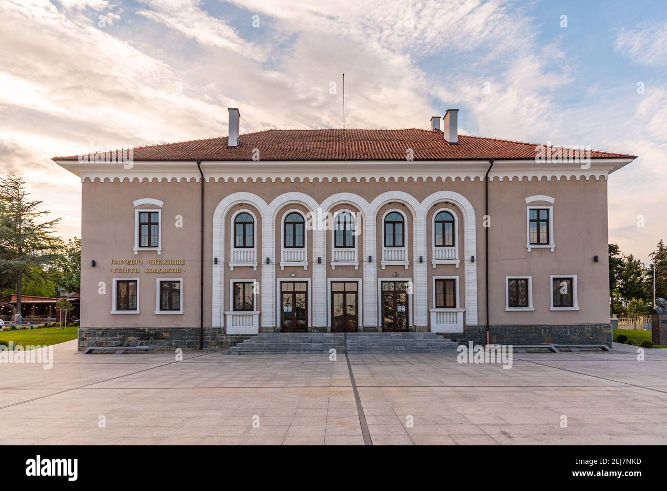 Narodno Chitalishte Georgi Kondolov - un municipio di Georgi Kondolov a Tsarevo, Bulgaria Foto Stock