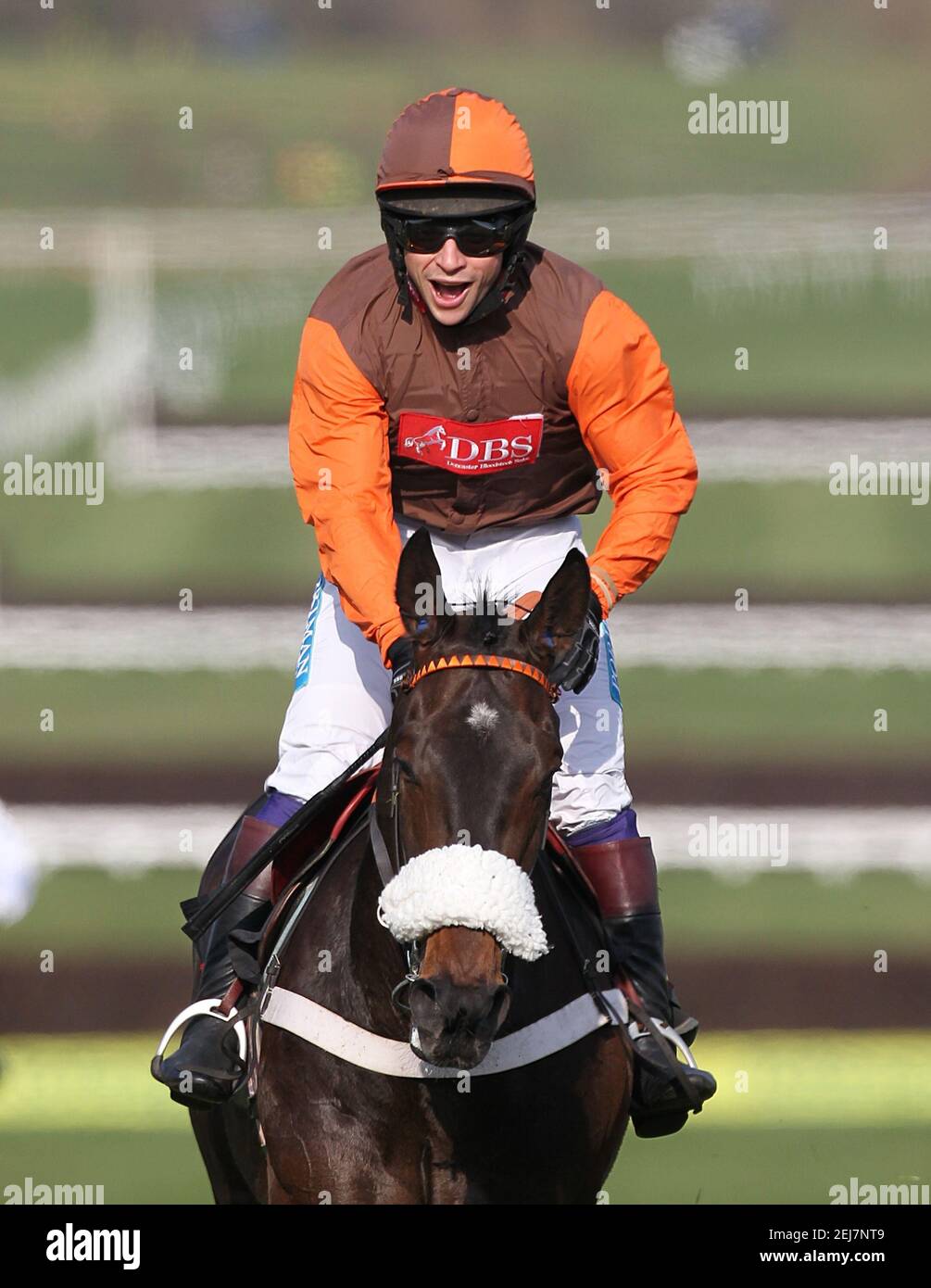 File photo datato 18-03-2011 di Jockey Sam Waley-Cohen celebra la vittoria della totesport Cheltenham Gold Cup a Long Run durante la Gold Cup Day, al Cheltenham Festival. Data di emissione: Lunedì 22 febbraio 2021. Foto Stock