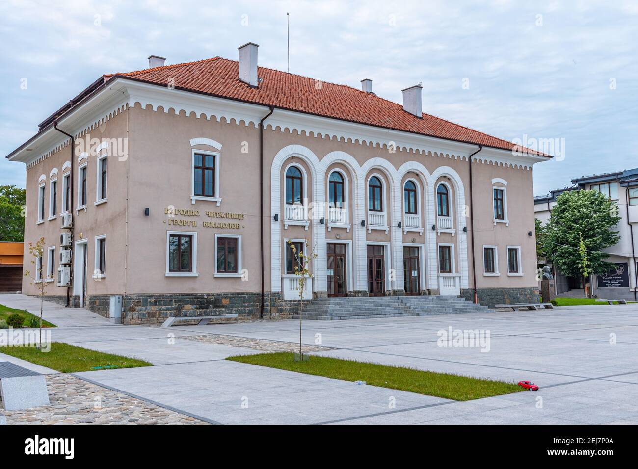 Narodno Chitalishte Georgi Kondolov - un municipio di Georgi Kondolov a Tsarevo, Bulgaria Foto Stock