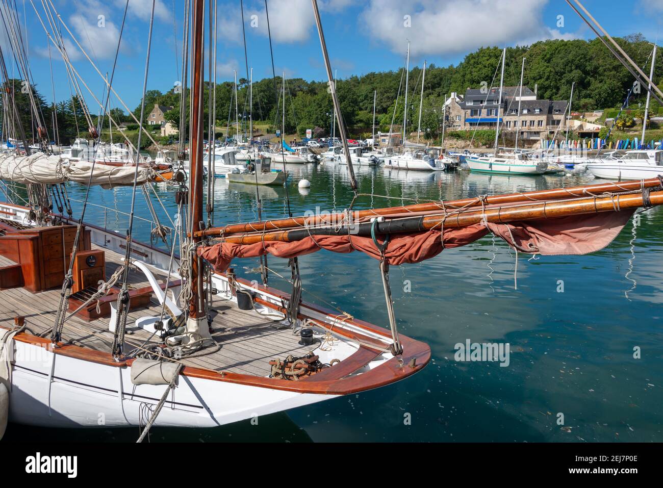 Barche a vela nel porto di Rosbras sul fiume Aven nel Finistère, Bretagna, Francia Foto Stock