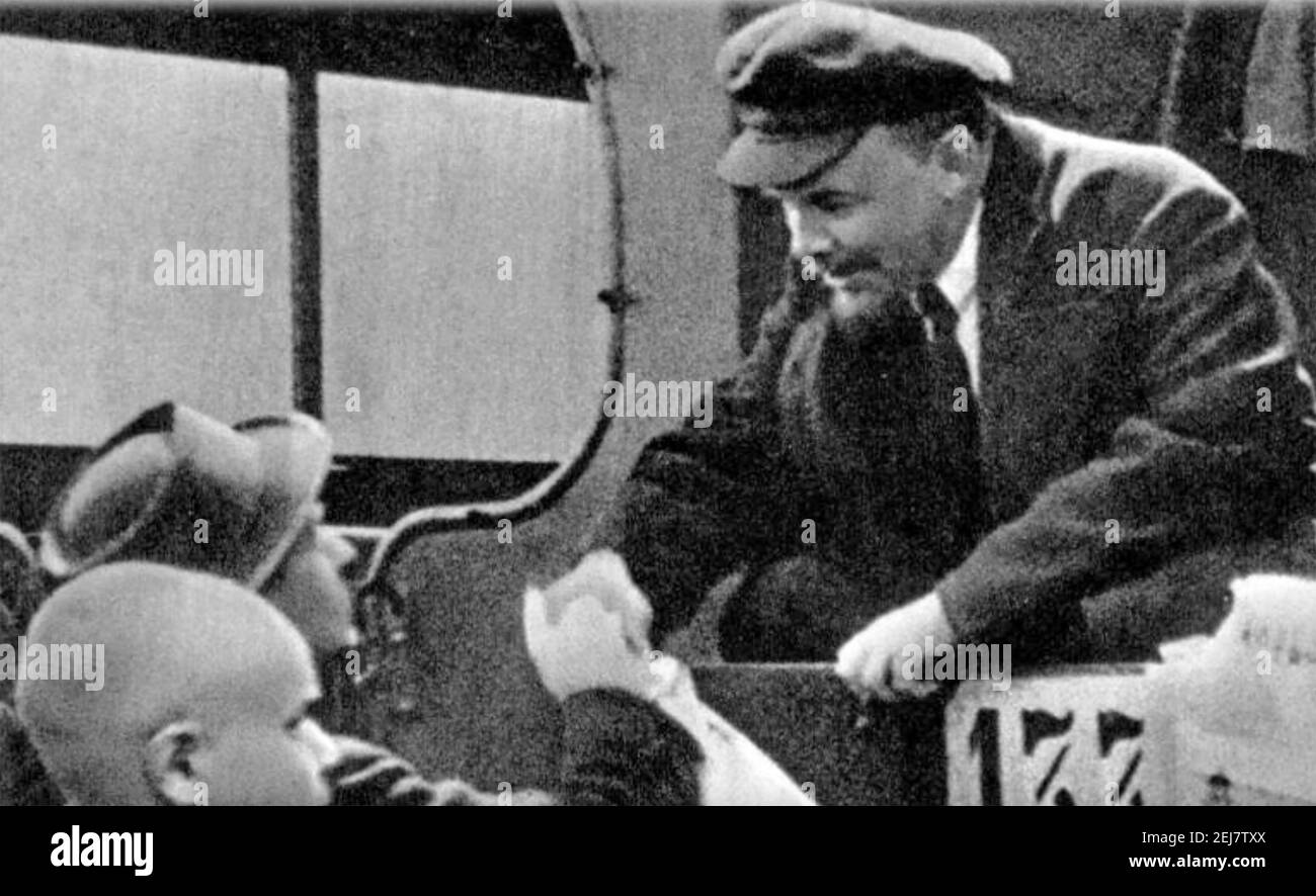 VLADIMIR LENIN (1870-1924) rivoluzionario russo che parla con i tifosi di un treno circa 1920. Foto: SIB Foto Stock