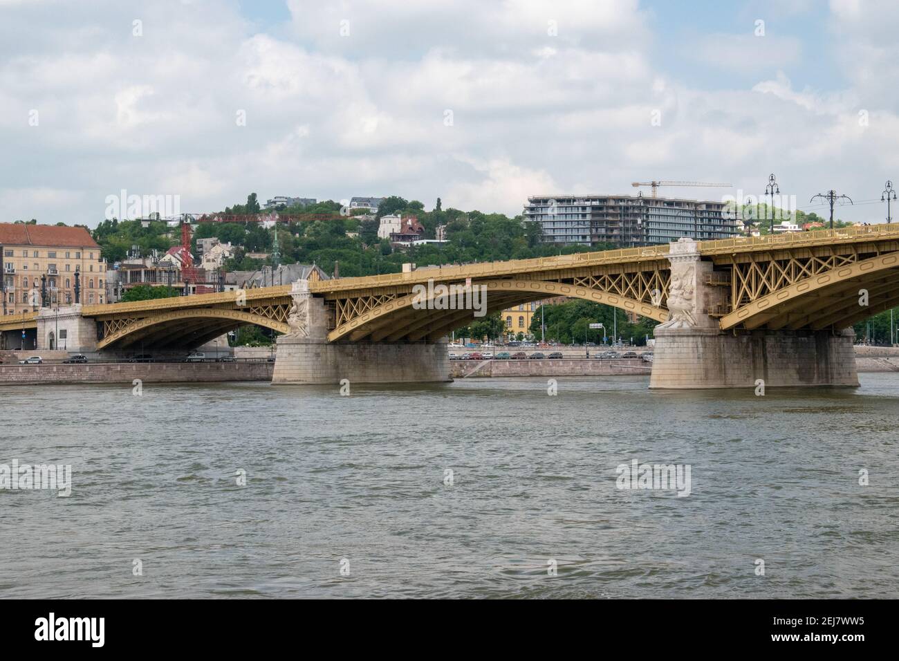 Ponte Margaret. Questo ponte restaurato del XIX secolo che attraversa il Danubio si affaccia sulla città e sull'isola di Margaret. Budapest, Ungheria. Foto Stock