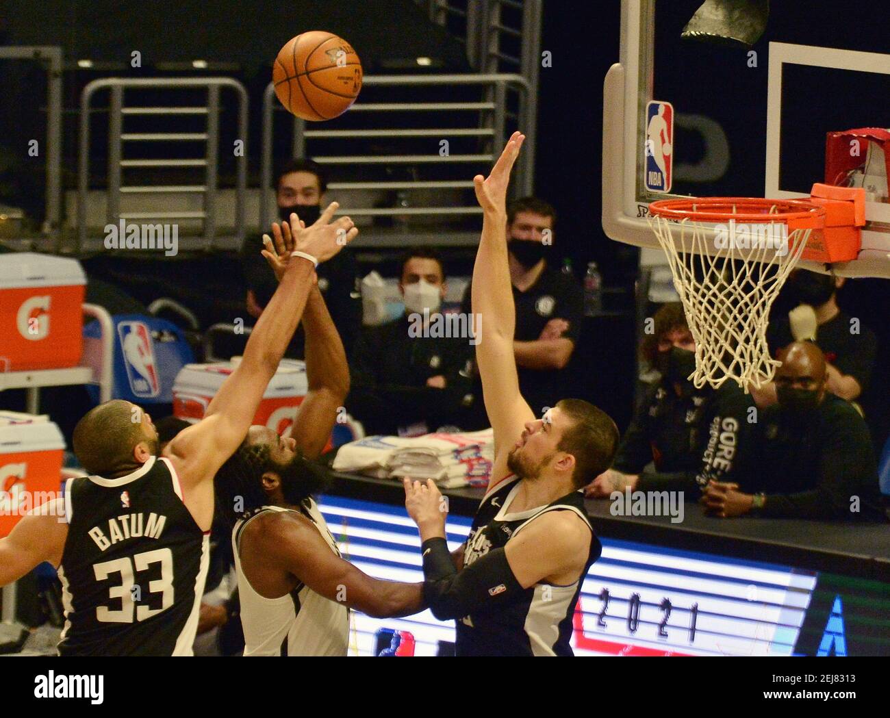 Los Angeles, Stati Uniti. 22 Feb 2021. La guardia dei Brooklyn Nets James Harden spara sul centro di Los Angeles Clippers Ivica Zubac durante la prima metà allo Staples Center di Los Angeles domenica 21 febbraio 2021. I Nets sconfissero il Clippers112-108. Foto di Jim Ruymen/UPI Credit: UPI/Alamy Live News Foto Stock