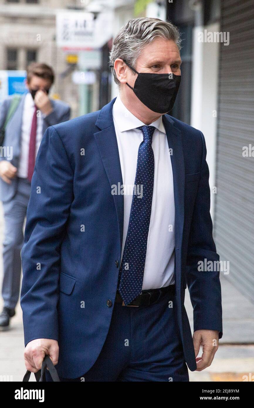 Sir Keir Starmer indossa una maschera e lascia lo studio radio di LBC a Leicester Square, NEL CENTRO di Londra Foto Stock