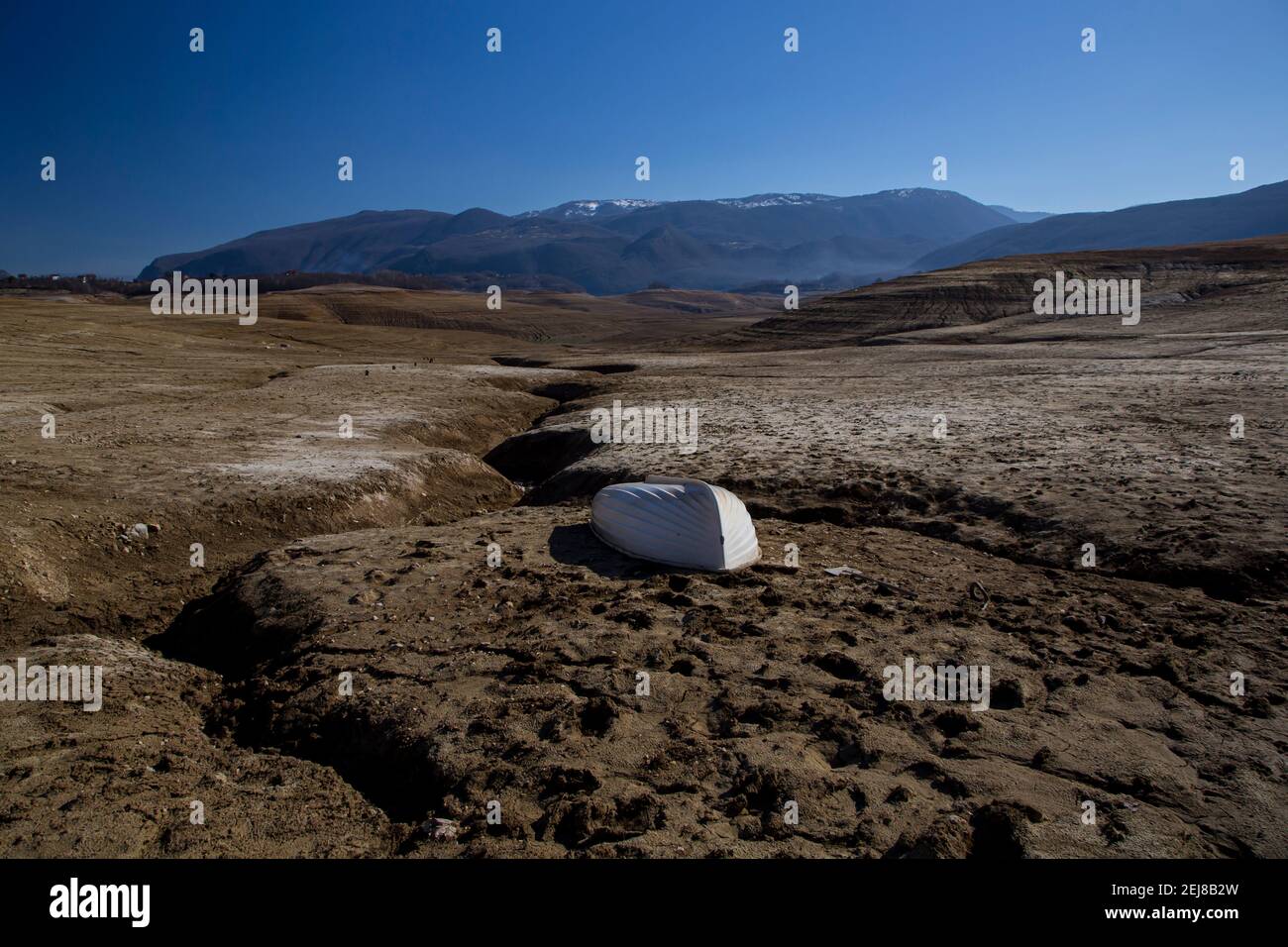 Resti di un piccolo villaggio strade, case, e locale cimitero con moschea si trova in fondo al lago drenato in Bosnia Foto Stock