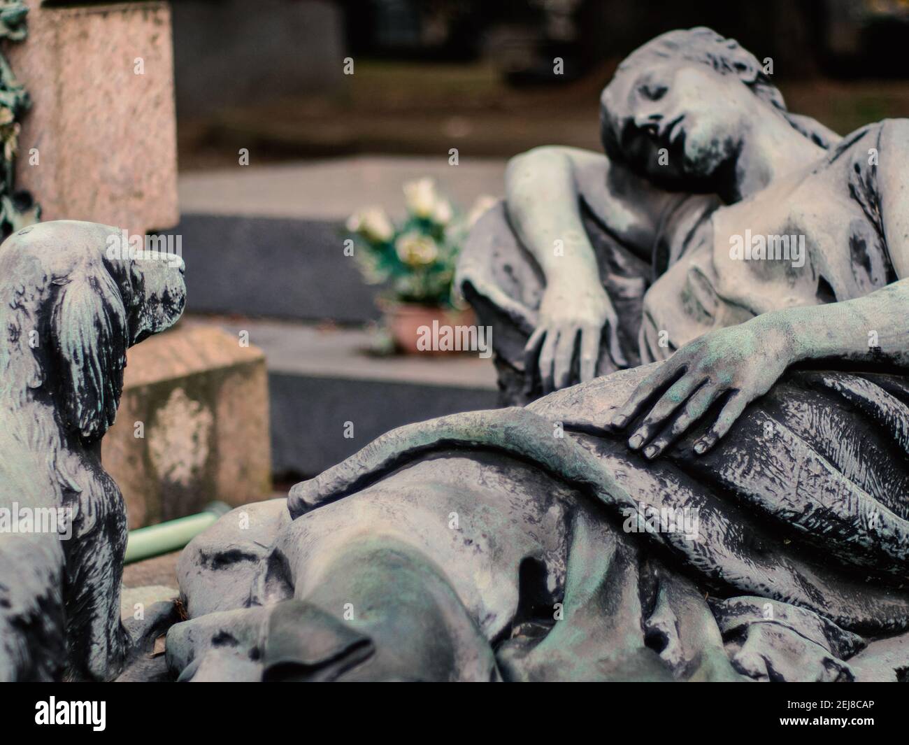 statua di una donna morente sorvegliata dal suo cane fedele. Cimitero monumentale, Milano, Italia Foto Stock