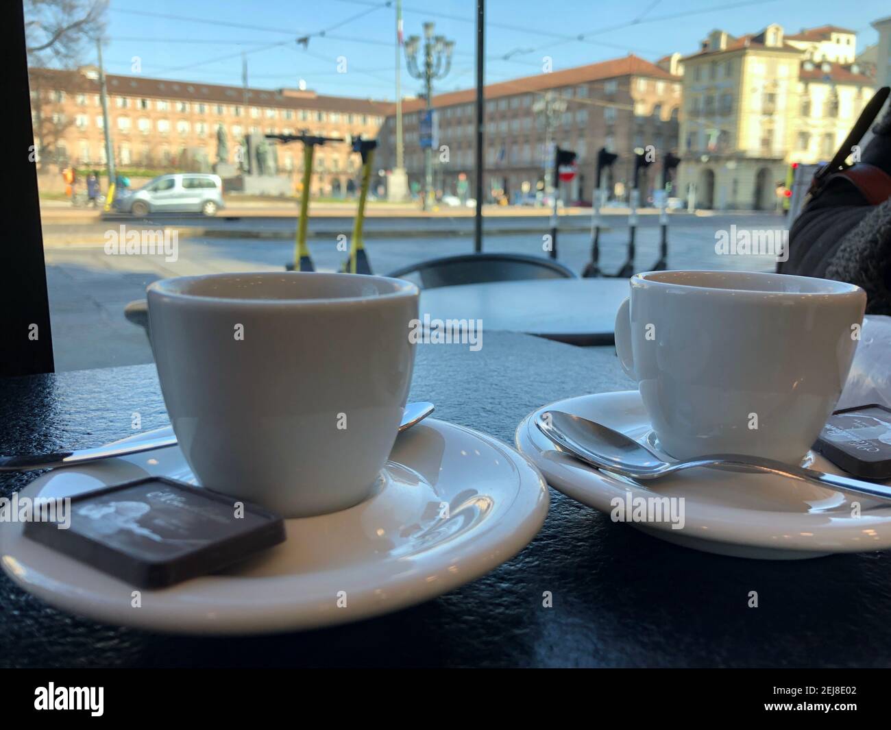 Un paio di tazze di caffè con vista La Piazza del Castello di Torino Foto Stock