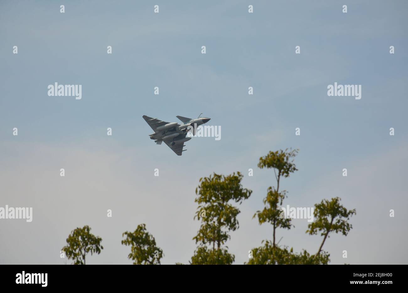 Aerei militari cinesi che arrivano a terra alla base aerea di Jiaxing. Volano in basso su un parco pubblico locale. Si tratta di un motore singolo Chengdu J10. feb 2020 Foto Stock