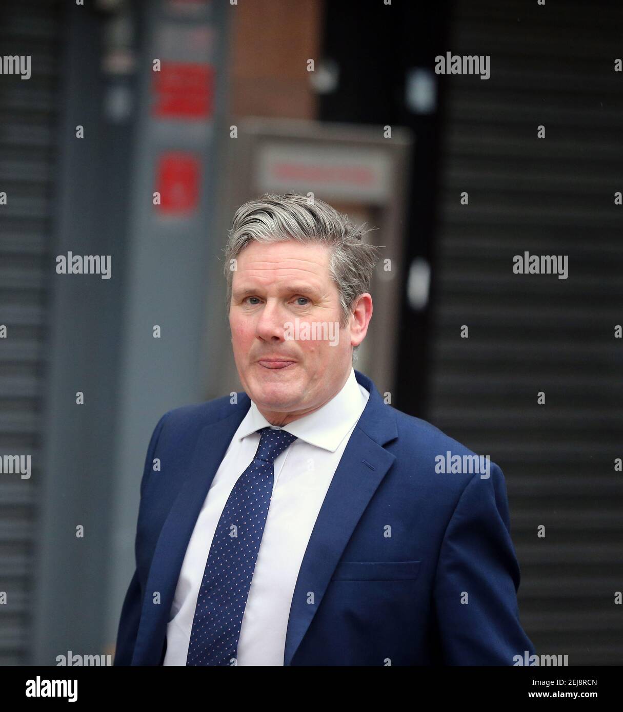 Londra, Inghilterra, Regno Unito. 22 Feb 2021. KEIR STARMER, leader del Partito laburista britannico, è visto lasciare la LBC radio a Londra. Credit: Tayfun Salci/ZUMA Wire/Alamy Live News Foto Stock