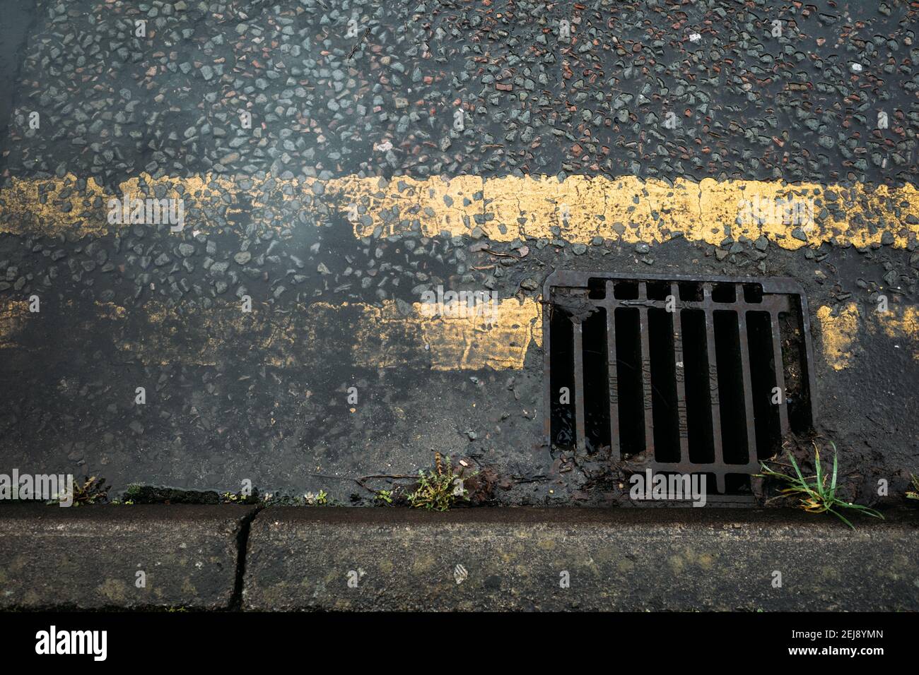 Scarico stradale con linea gialla doppia. Bristol, Regno Unito (Feb2021) Foto Stock