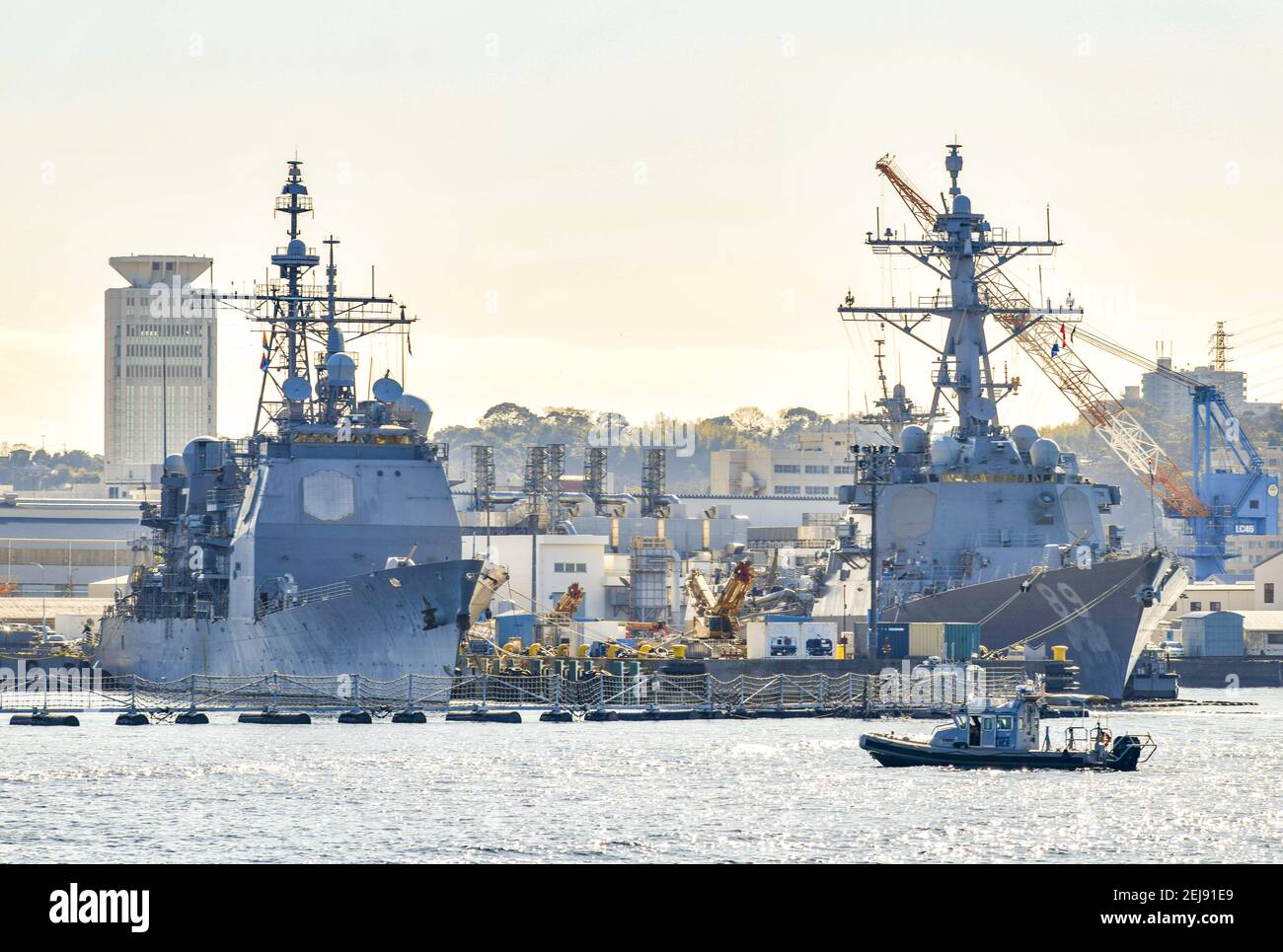 7° flotta USA USS Antietam (CG-54) Cruiser di classe Ticonderoga e USS Mustin (DDG-89) cacciatorpediniere di classe Burke Arleigh sono ormeggiati a homeport a Yokosuka, Giappone, il 6 gennaio 2020. (Foto di Yichuan Cao/Sipa USA) Foto Stock