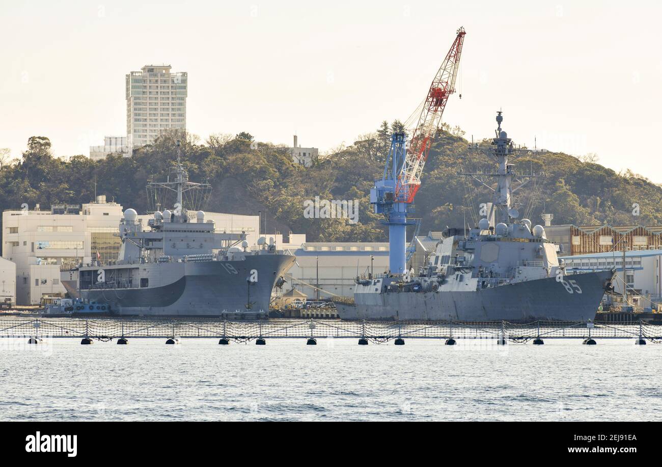 US 7th Fleet flagship USS Blue Ridge (LCC-19) Blue Ridge-class Amphibious Command ship e USS McCampbell (DDG-85) Arleigh Burke-class Destroyer sono ormeggiati a homeport a Yokosuka, Giappone il 6 gennaio 2020. (Foto di Yichuan Cao/Sipa USA) Foto Stock