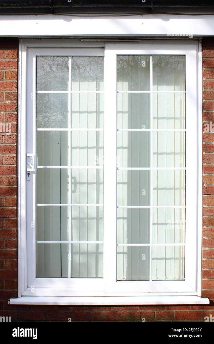 Porte da patio scorrevoli in upvc bianco stile georgiano con doppi vetri Foto Stock