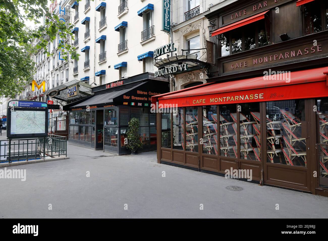 Caffè chiusi sul viale montparnasse durante il blocco a parigi, francia Foto Stock