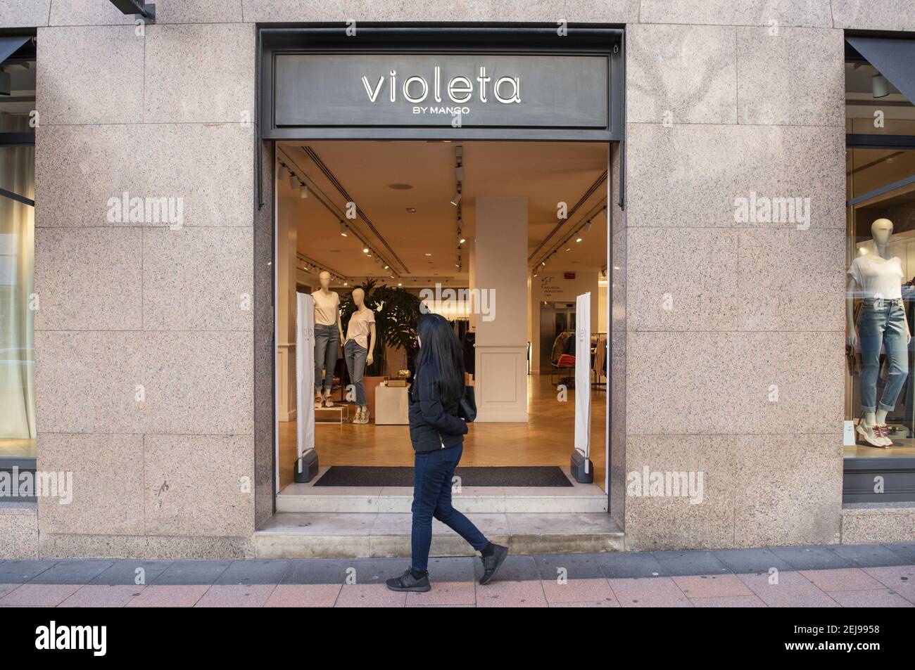 Marchio di abbigliamento spagnolo di proprietà di Mando, Violeta, visto in  Spagna. (Foto di Budrul Chukrut / SOPA Images/Sipa USA Foto stock - Alamy
