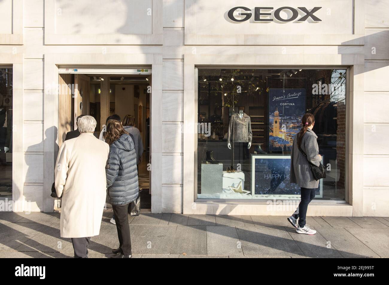 Il marchio italiano di calzature Geox Store visto in Spagna. (Foto di  Budrul Chukrut / SOPA Images/Sipa USA Foto stock - Alamy
