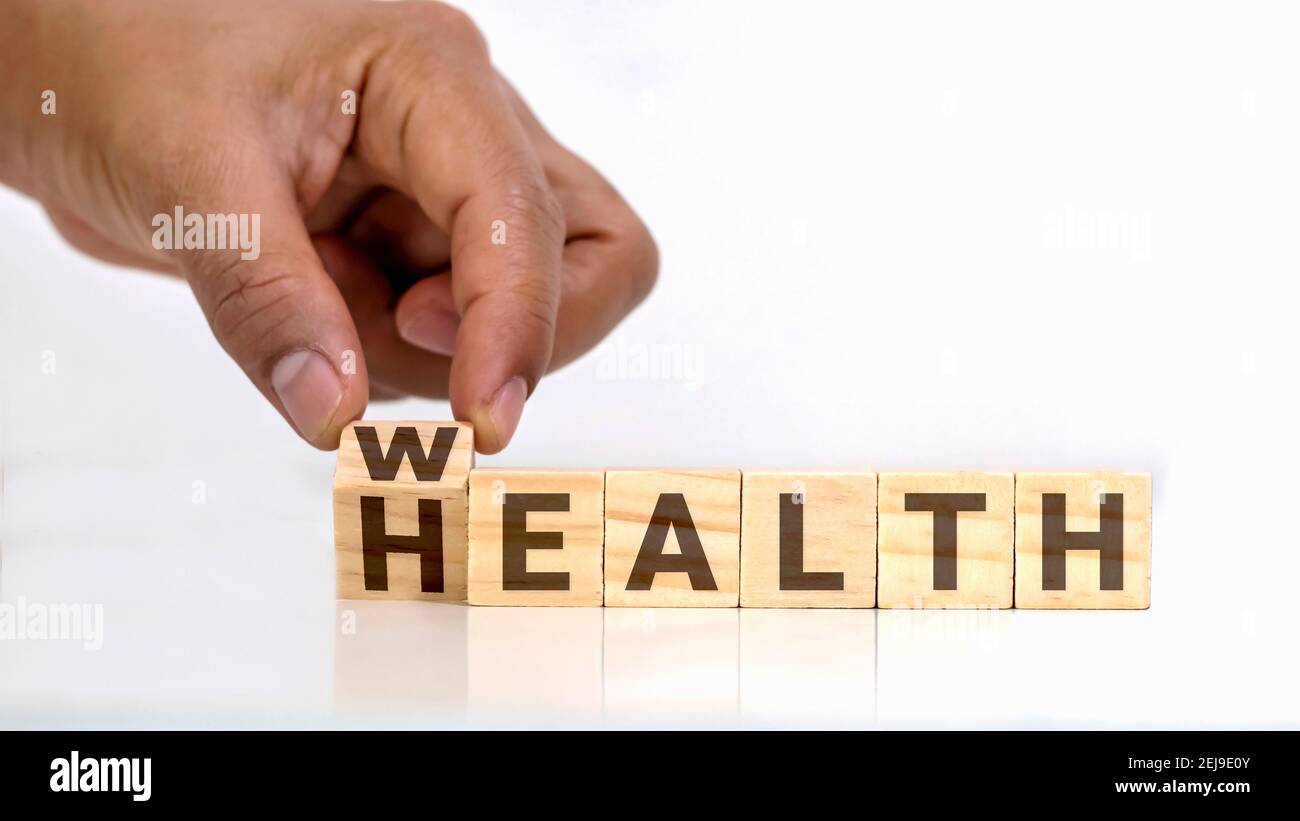 Trasformare il messaggio sul blocco legno da salute a prosperità, concetto di assistenza sanitaria e un futuro finanziario sostenibile. Foto Stock