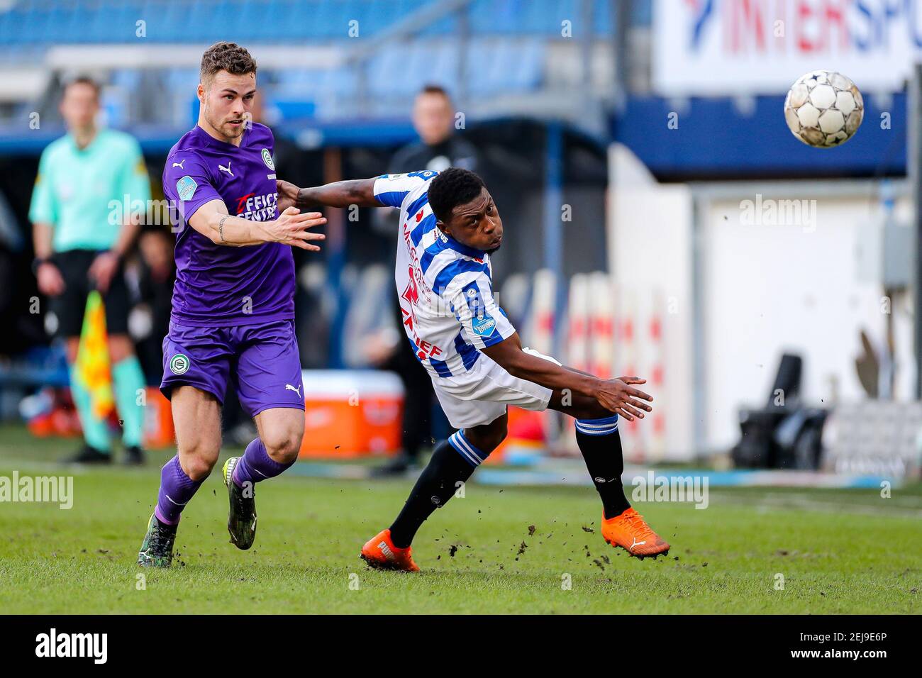 HEERENVEEN, PAESI BASSI - FEBBRAIO 21: Gabriel Gudmundsson del FC Groningen, Sherel Floranus del SC Heerenveen durante la partita olandese tra Eredivisie Foto Stock