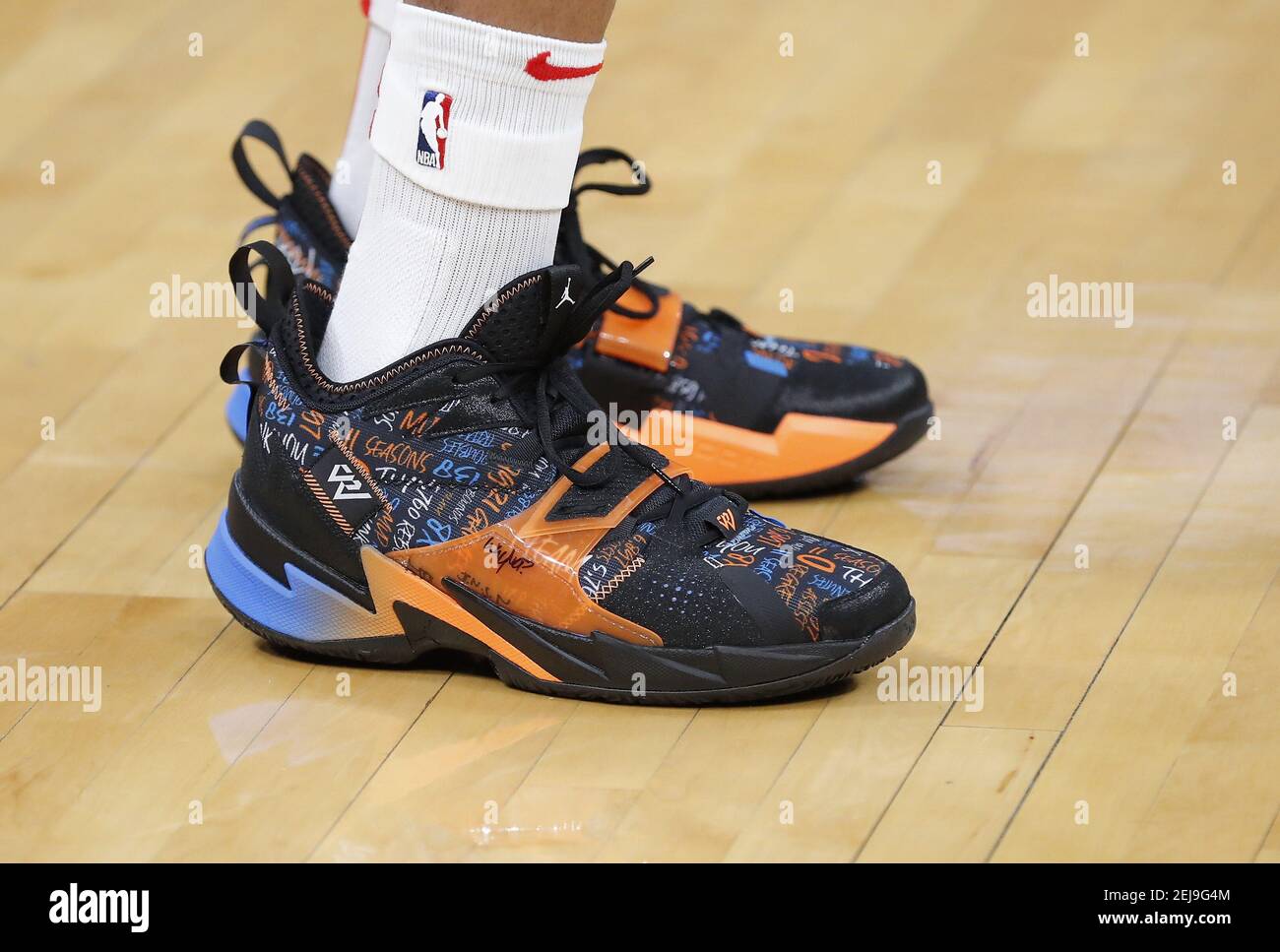 9 gennaio 2020; Oklahoma City, Oklahoma, Stati Uniti; I Rockets di Houston  proteggono le scarpe Russell Westbrook durante i warm up prima di una  partita contro l'Oklahoma City Thunder alla Chesapeake Energy