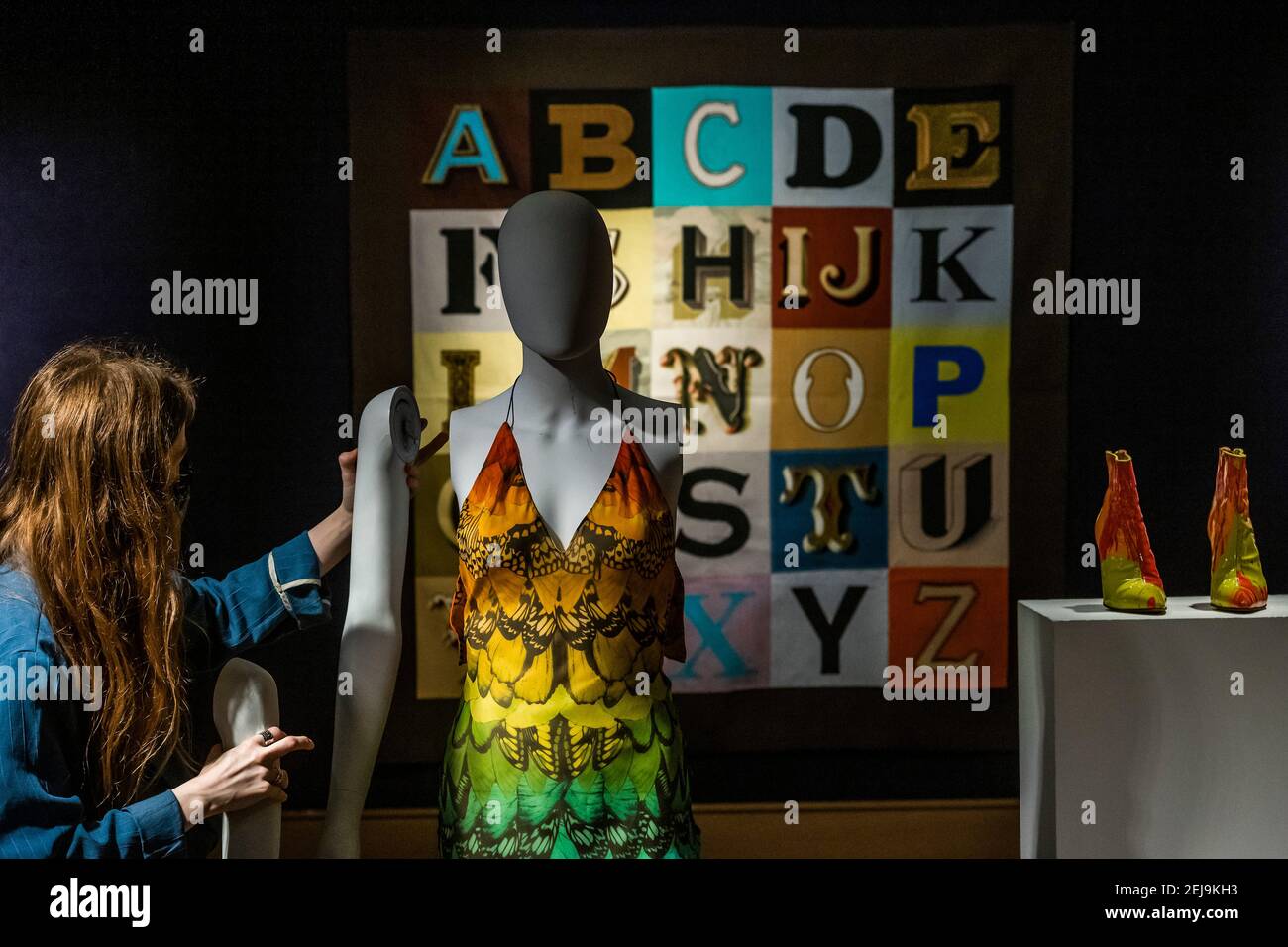 Londra, Regno Unito. 22 Feb 2021. Alexander McQueen uccelli di Paradise Gown. Stima: £1,500-2,000 davanti ad Alphabet di Peter Blake - Anteprima di Bonhams' British. Cool. Sale che è una vendita interdipartimentale di opere d'arte, fotografie, moda designer e cimeli di intrattenimento che mostra una gamma diversificata di talenti inglesi e émigré degli ultimi cento anni. La vendita avviene il 25 febbraio a New Bond Street. Credit: Guy Bell/Alamy Live News Foto Stock